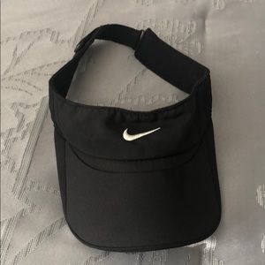 Nike visor feather light dry fit